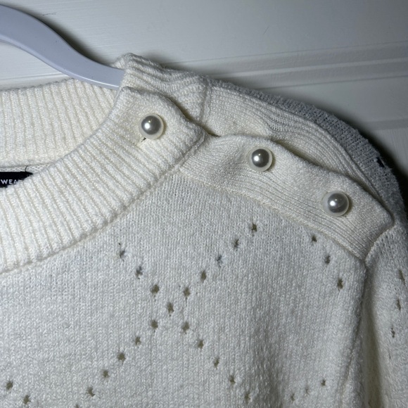 Women’s Who What Wear bell sleeve sweater with pearl detail - size XL - Picture 3 of 4